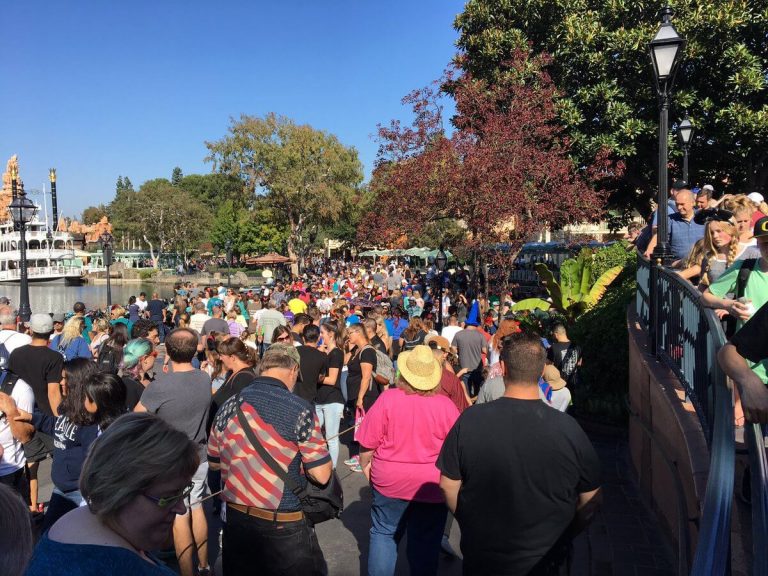 Disneyland In October Best And Worst Days To Go Is It Packed Real Time Crowd Tracking