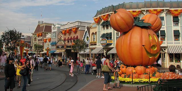 disneyland-crowds-in-september-is-it-packed-real-time-crowd