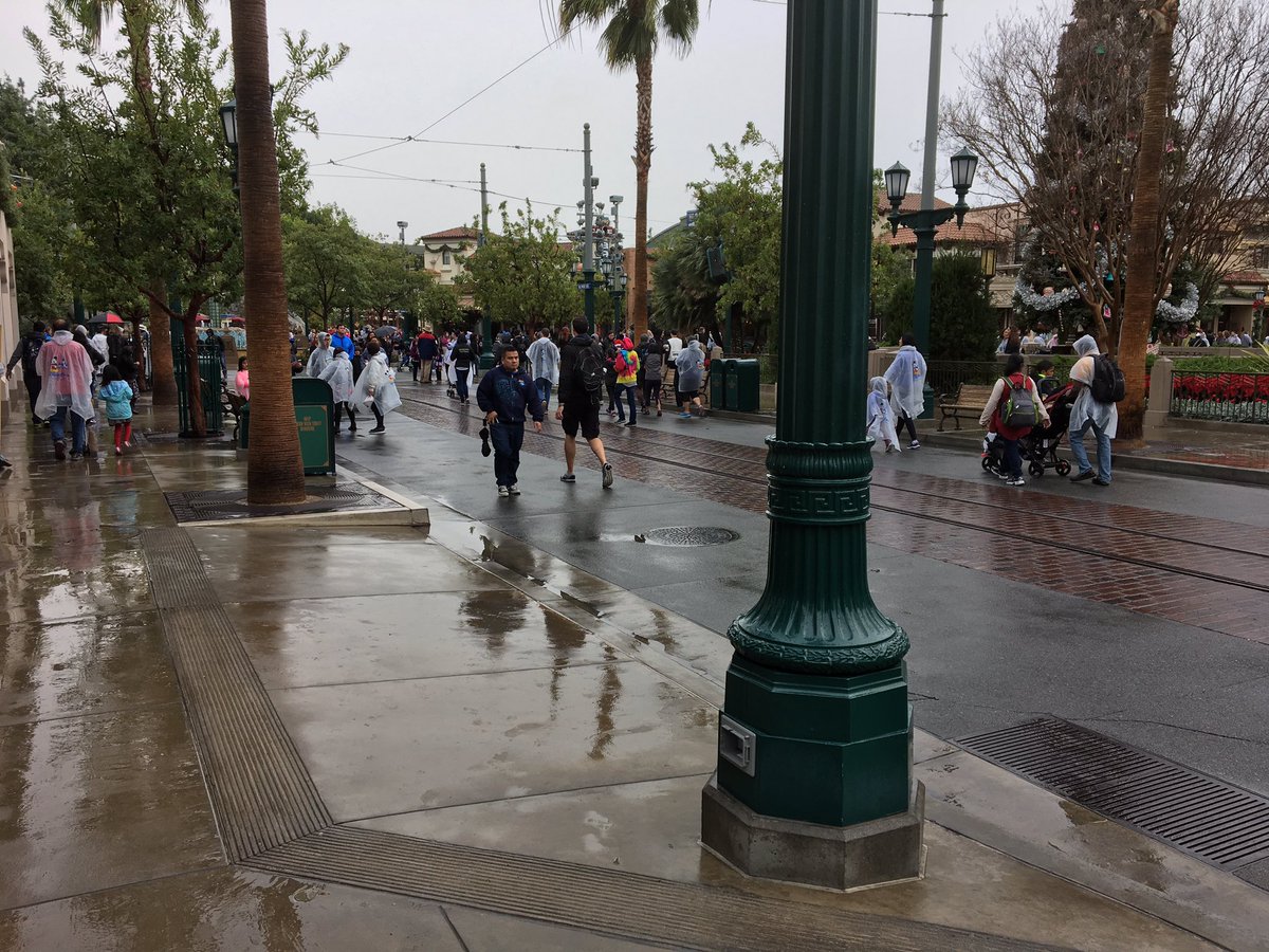 Disneyland in December Best & Worst Days to Go Is It Packed? Real