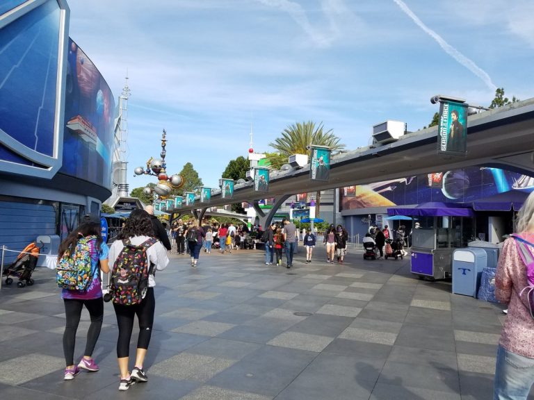 Disneyland in April: Best & Worst Days to Go – Is It Packed? – Real ...