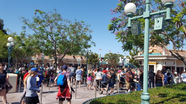 Disneyland in June: Best & Worst Days to Go – Is It Packed? – Real-Time ...