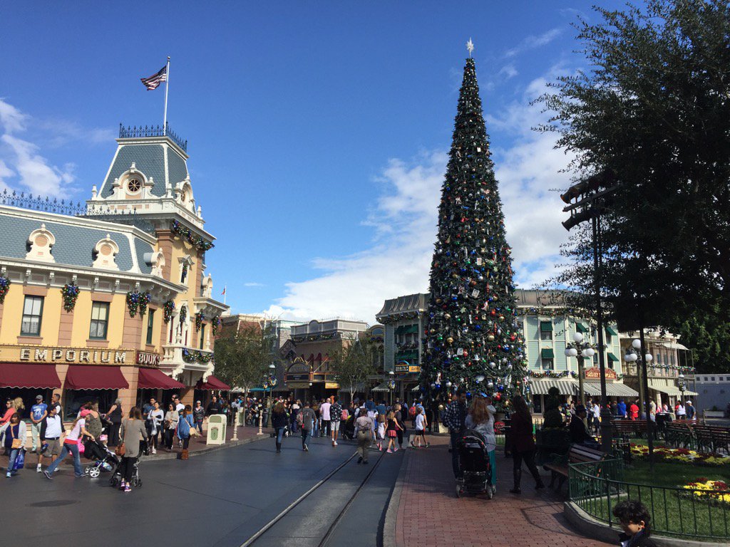 Disneyland in November: Best & Worst Days to Go – Is It Packed? – Real